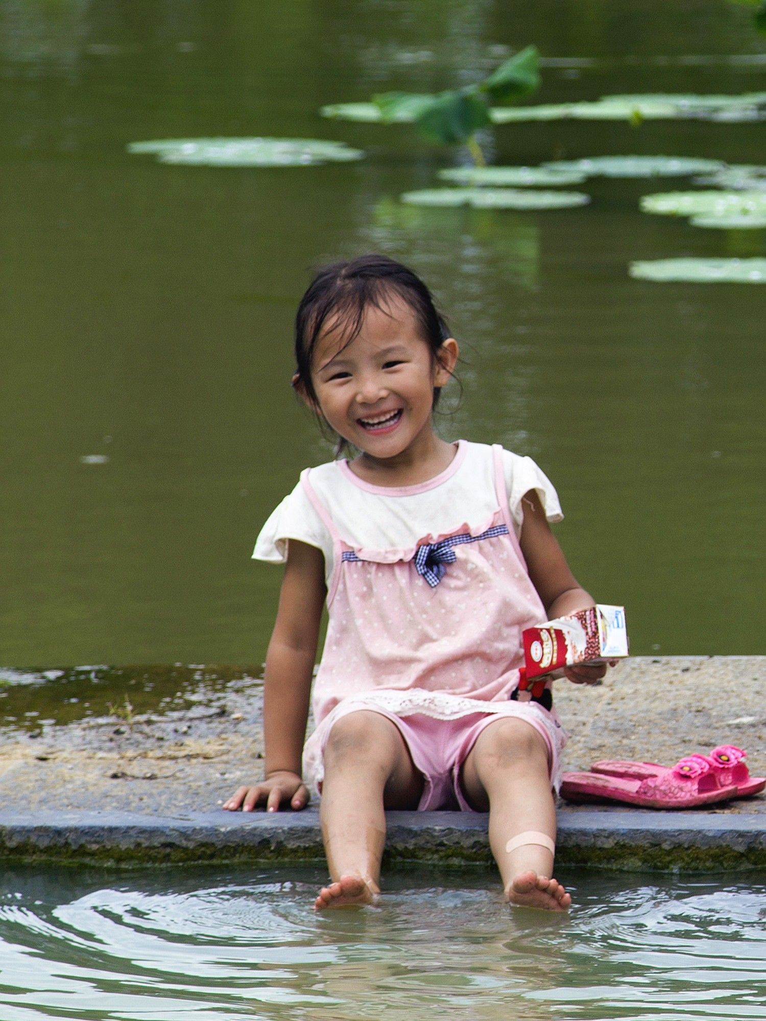 【池塘边的小女孩摄影图片】纪实摄影_太平洋摄影博客_太平洋电脑网