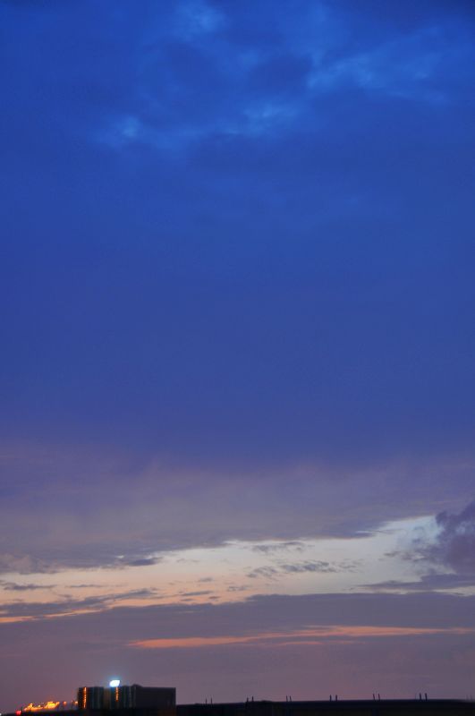 暴雨过后的傍晚夜空