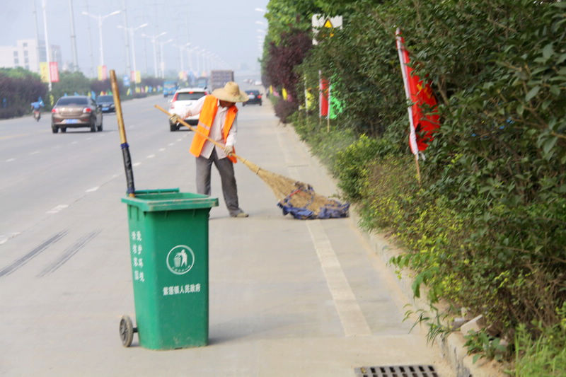 顶酷暑扫马路的环卫工人