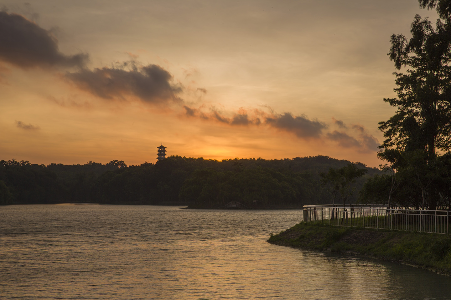 夕阳下高雄澄清湖