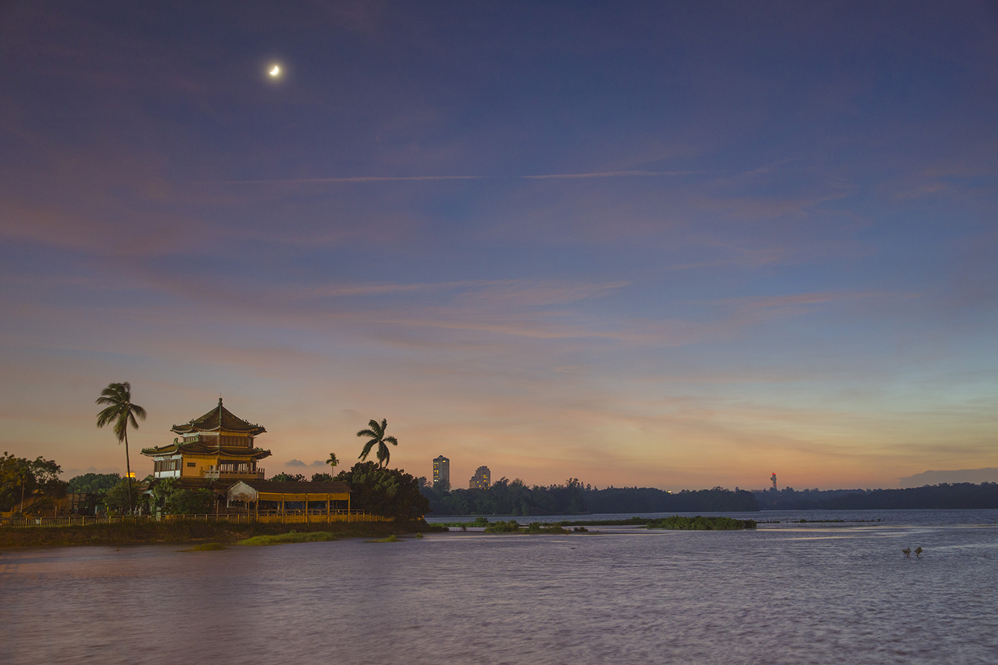 夕阳下高雄澄清湖