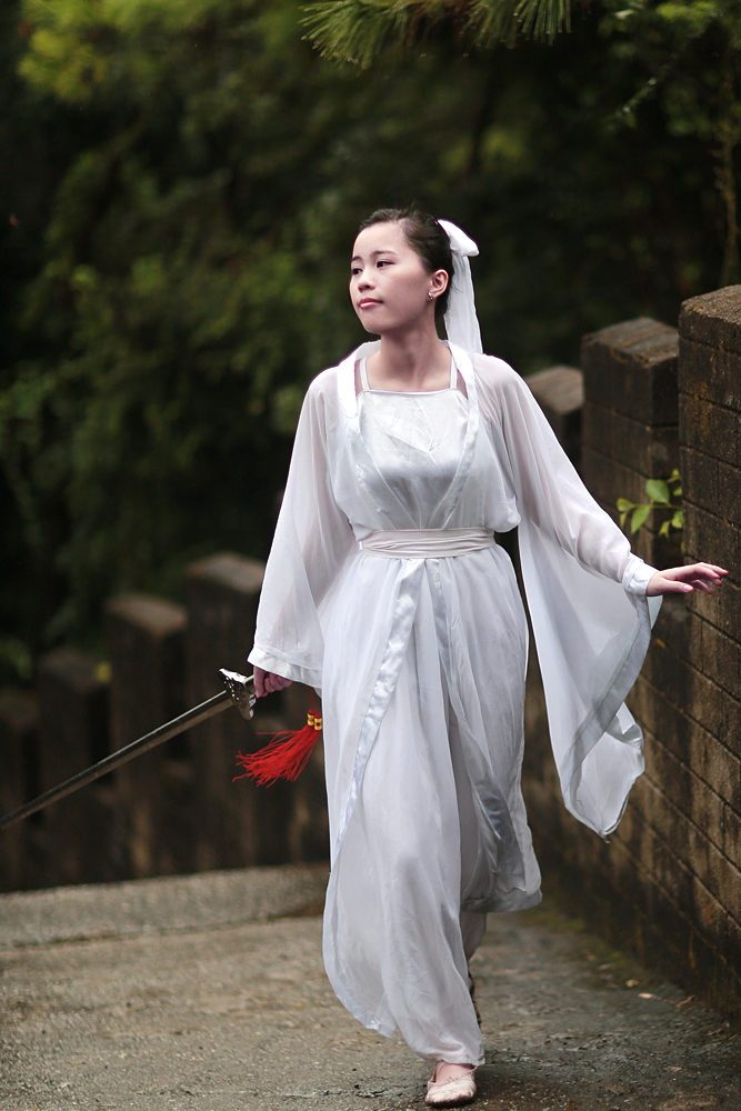 侠女出更