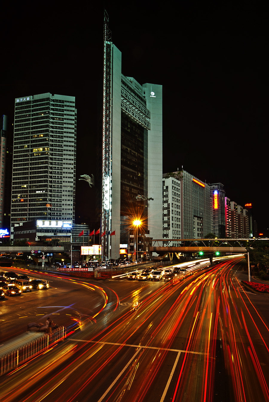 创业路人行桥夜景