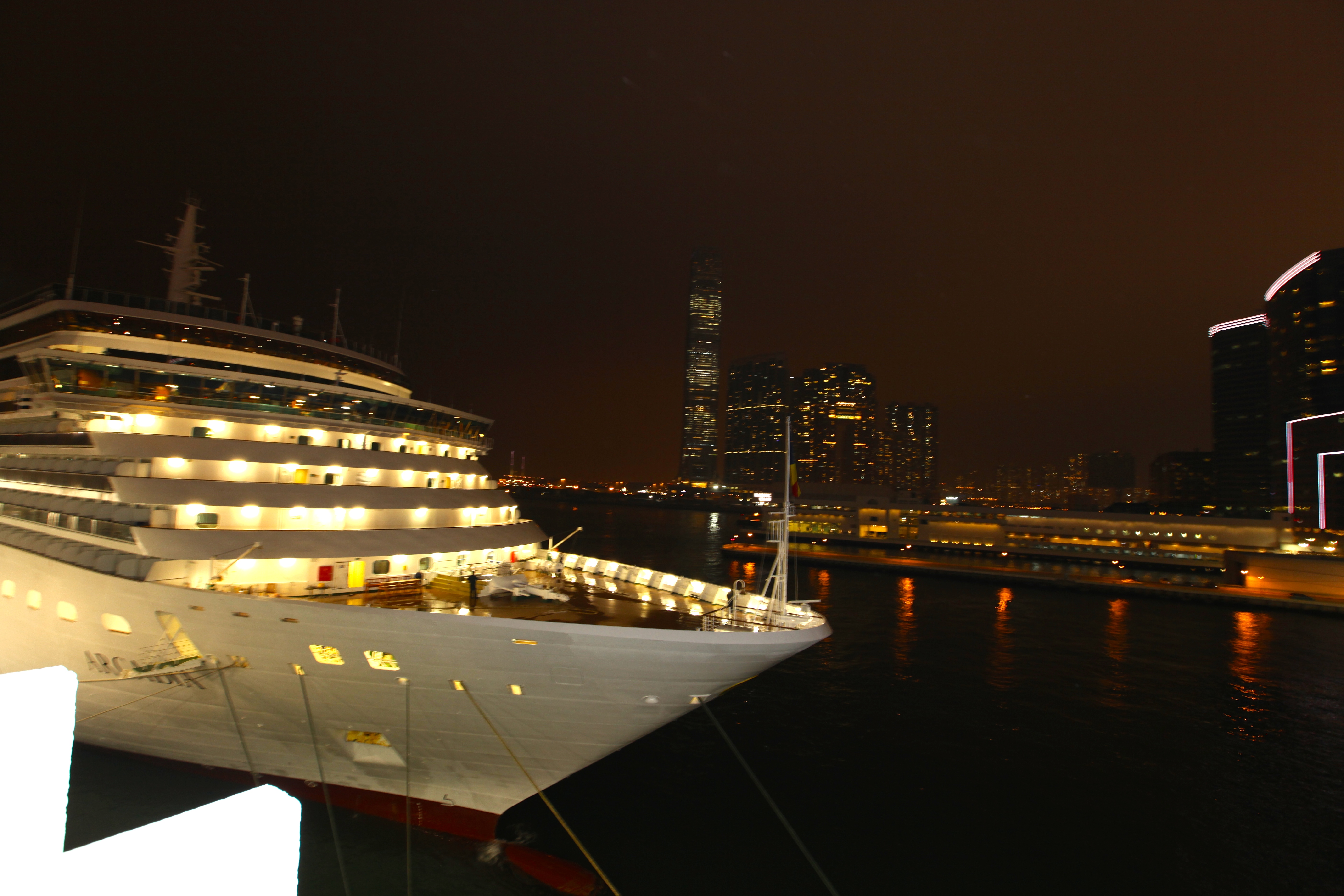 灯光璀璨的香港夜景