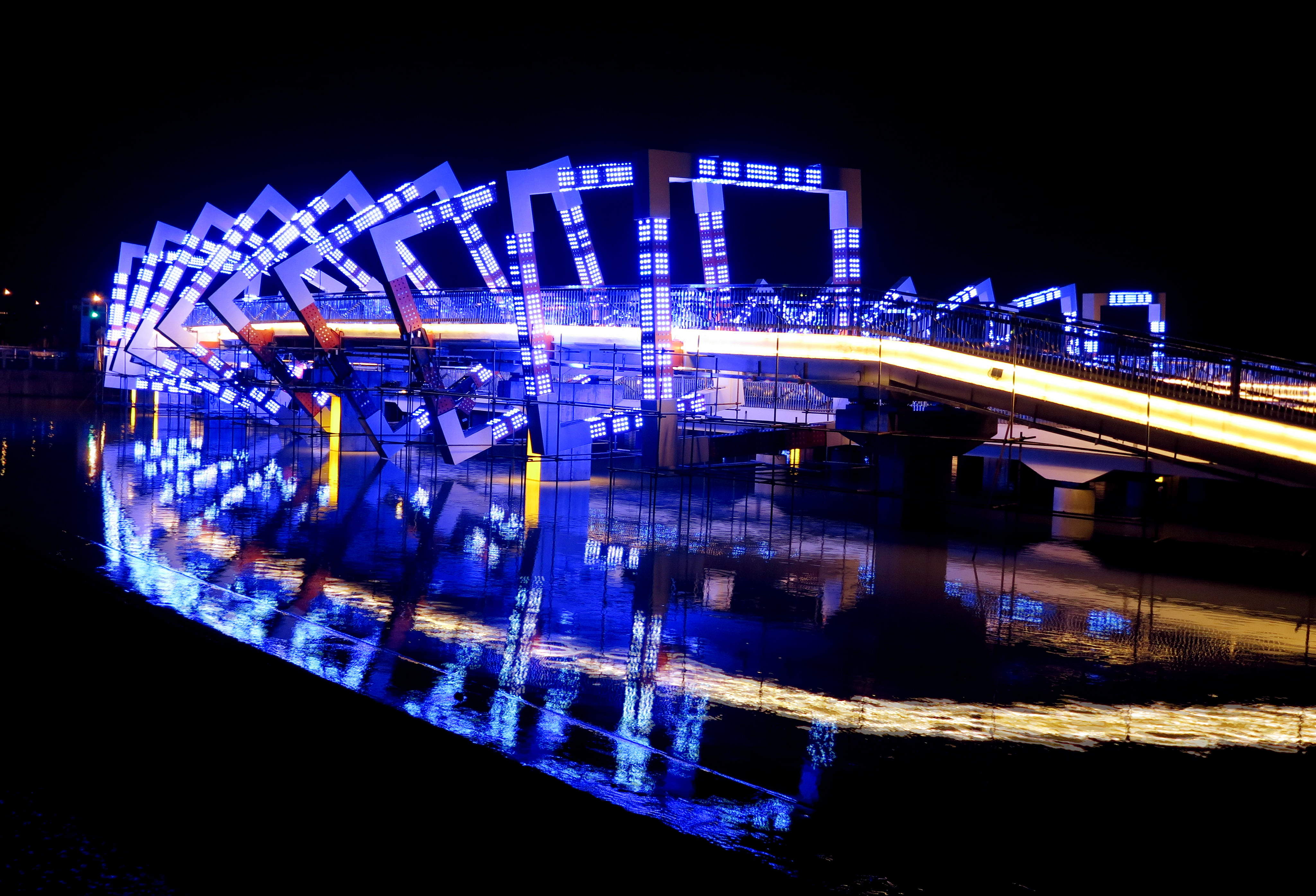 博乐河上的大桥景观