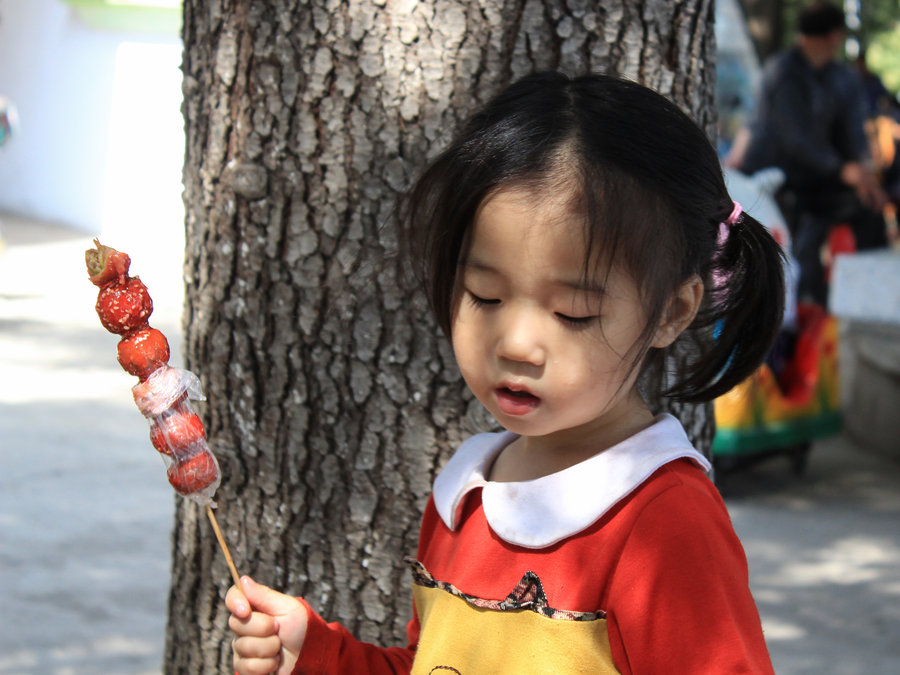 【吃冰糖葫芦的小女孩摄影图片】汉中人像摄影