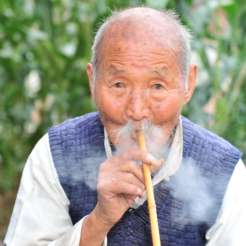 年近百岁的老人