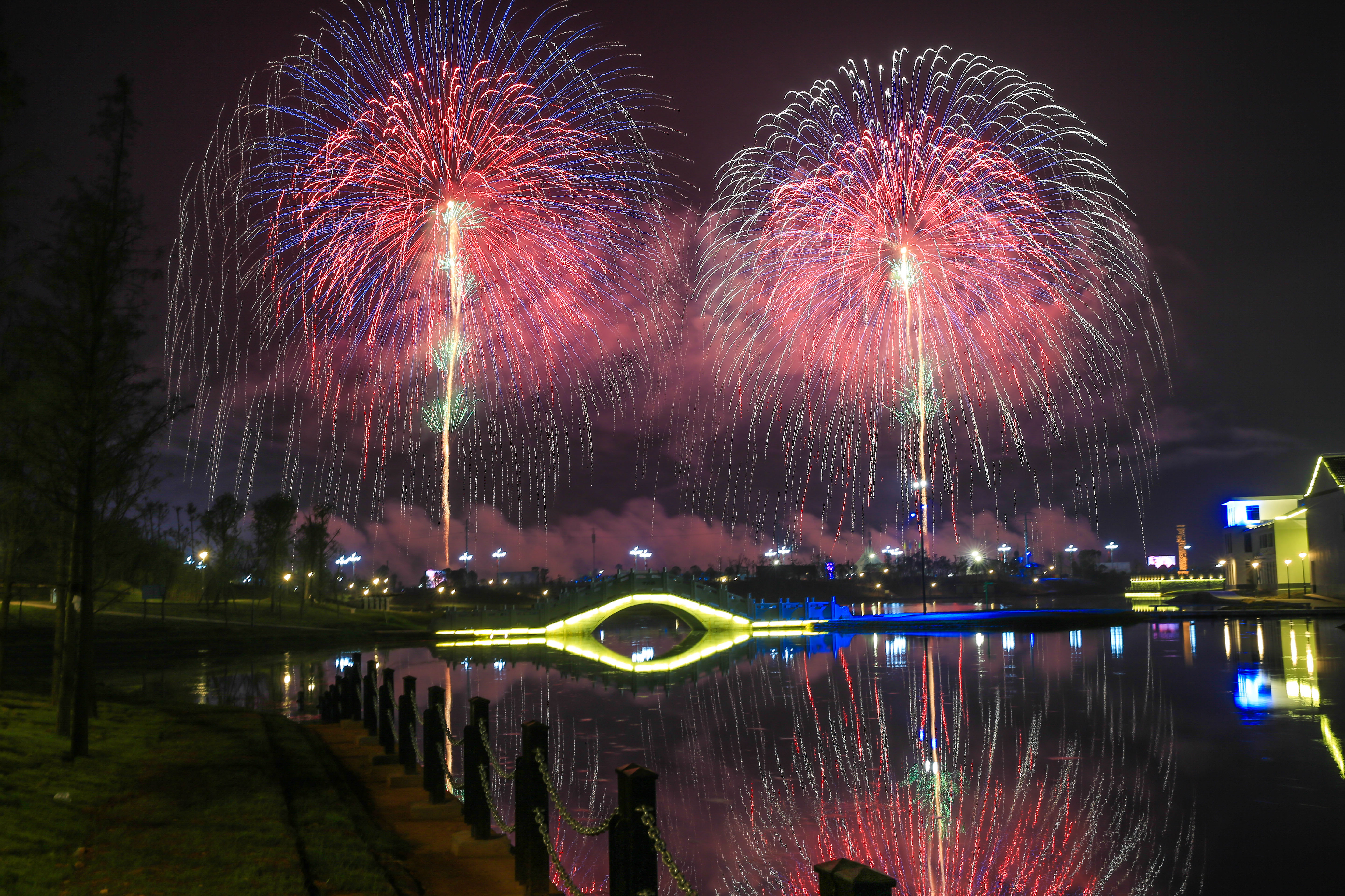 《中国万载第二届国际花炮文化节晚会现场烟花燃放部分场景》