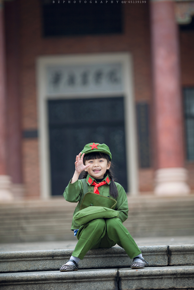 穿军装的小美妞.