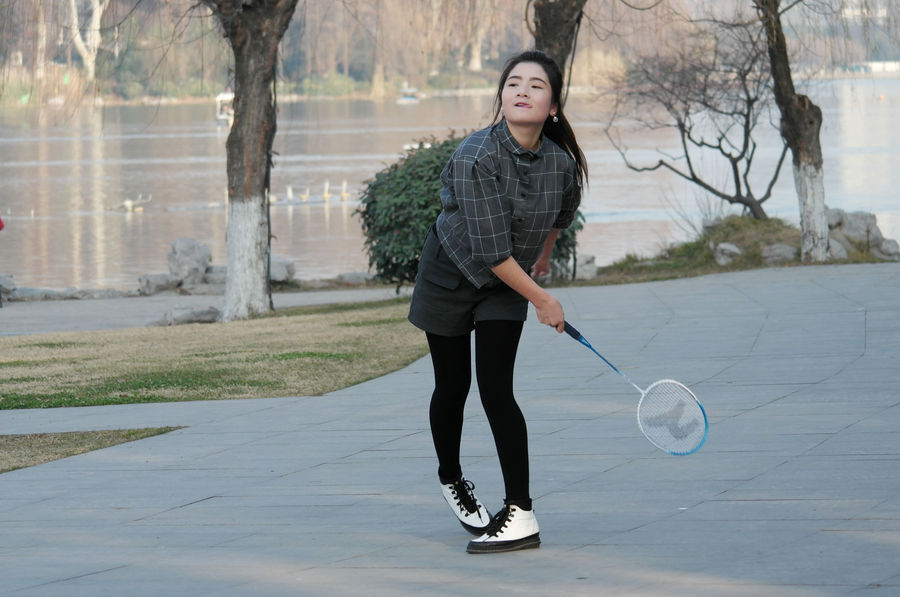 【青春时代真的很好---打羽毛球的女孩摄影图片