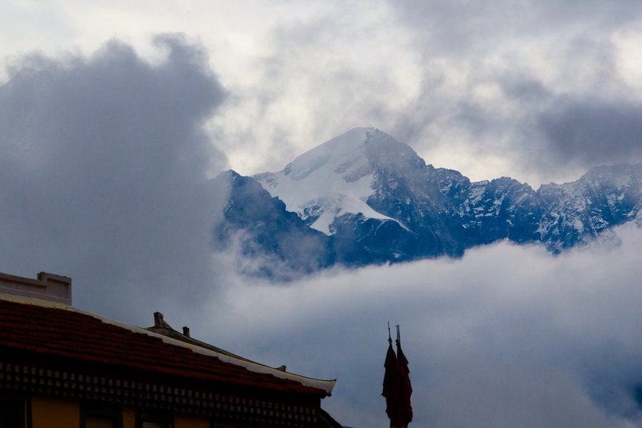 远眺贡嘎雪山