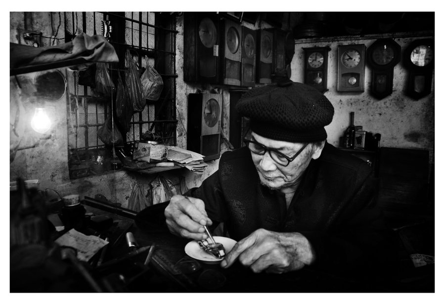 【修钟表的老师傅摄影图片】廉江纪实摄影