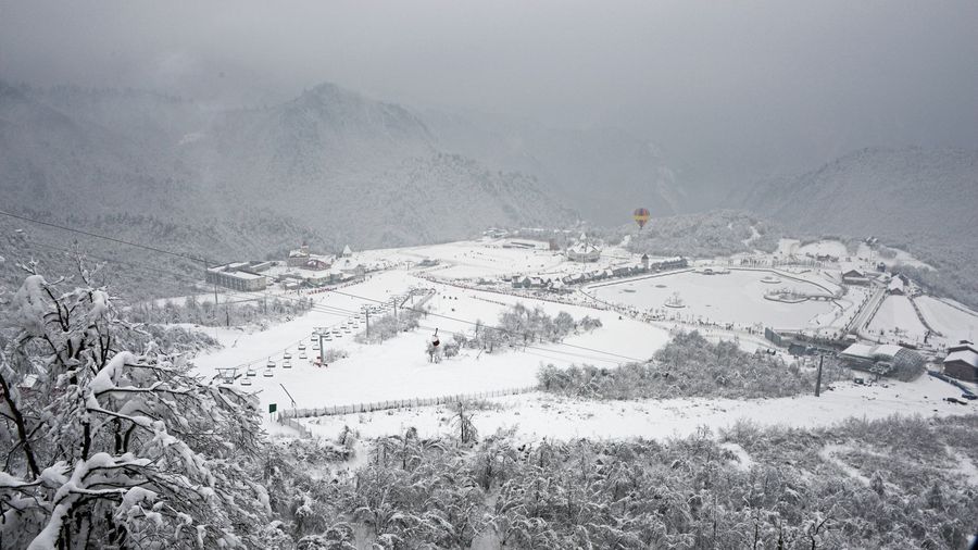 满目西岭千秋雪