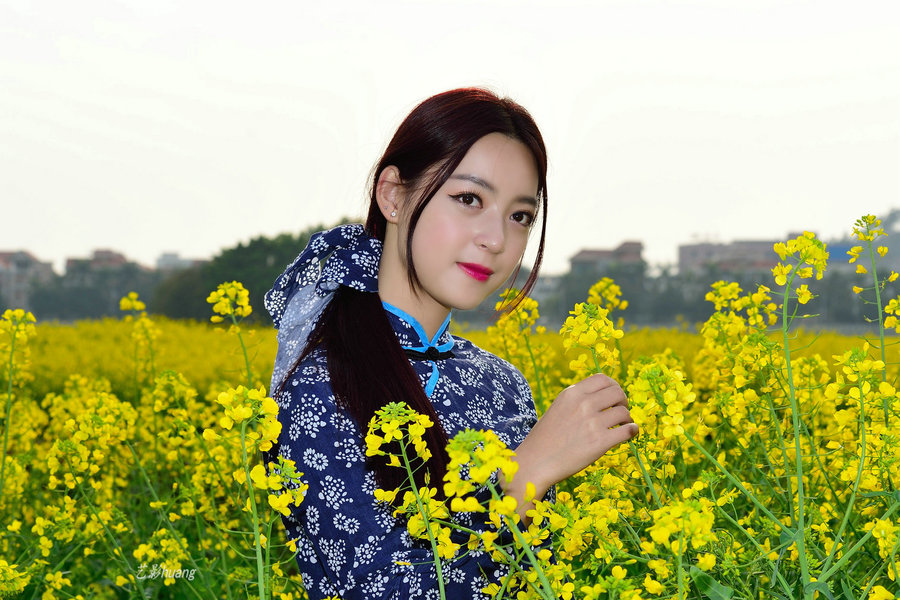 油菜花里的村姑