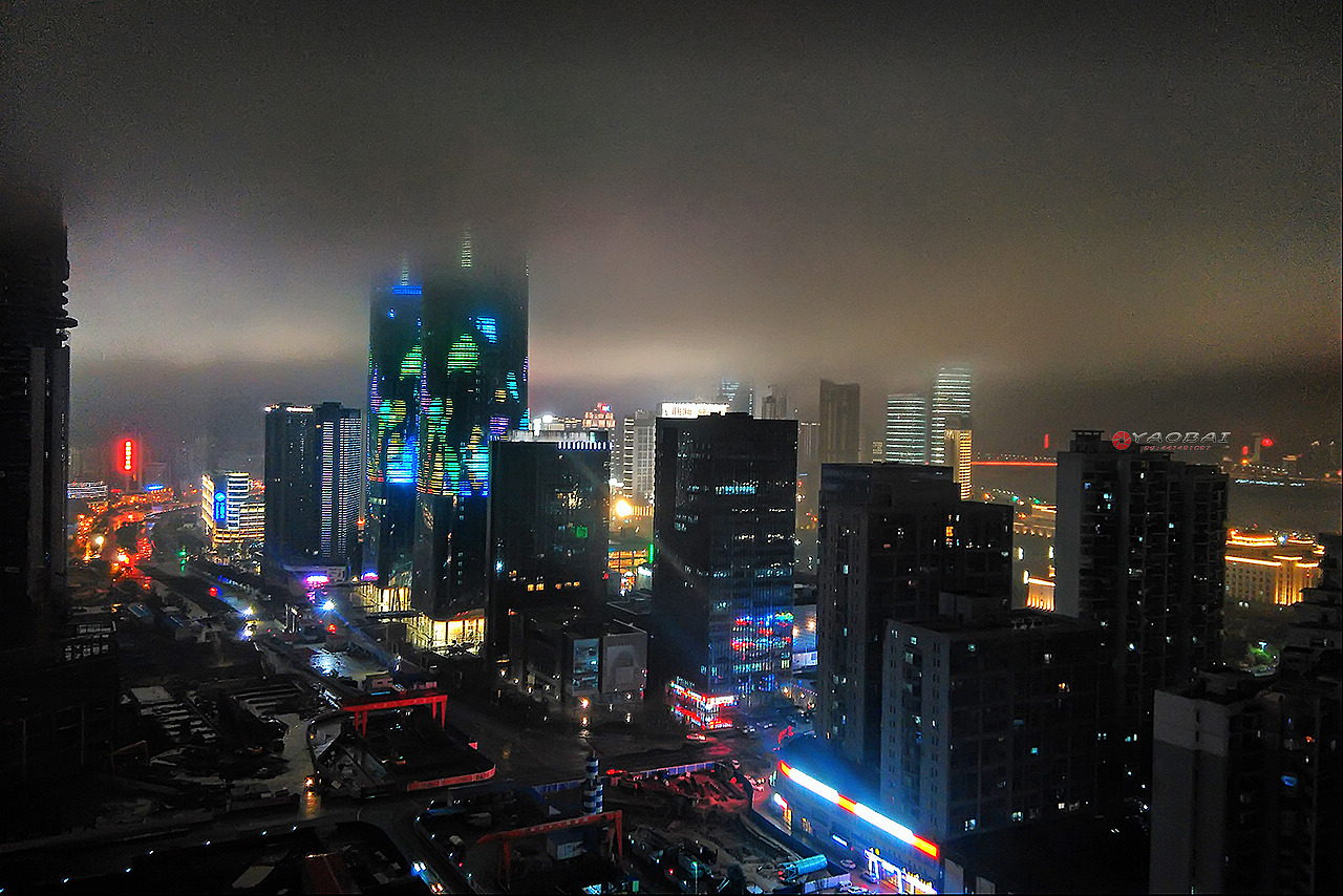 雨中手机夜景