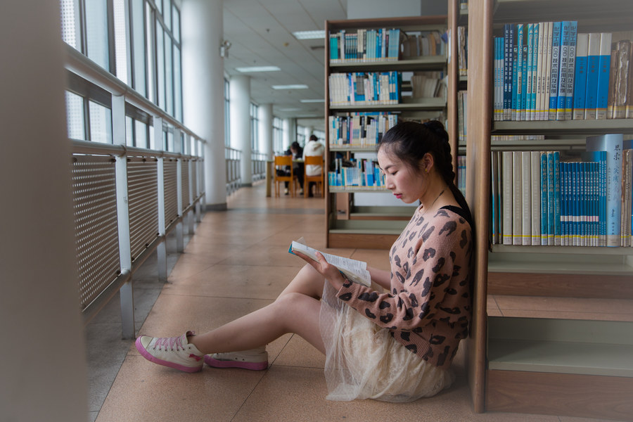 【图书馆里的女学霸摄影图片】广州华南师范大学---图书馆人像摄影_太平洋电脑网摄影部落