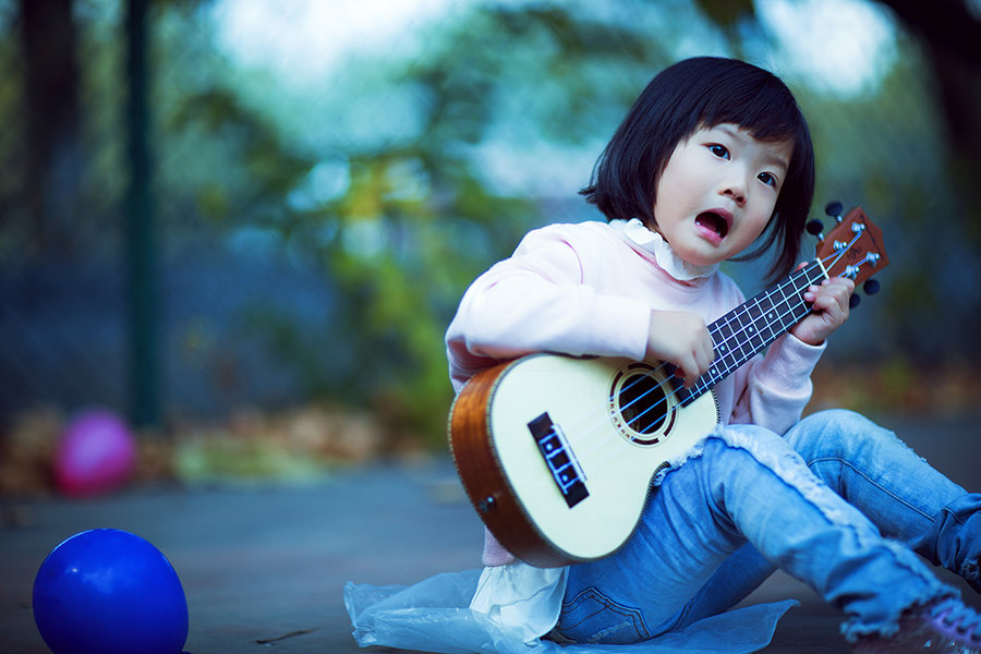 【【魔女成长日志】弹弹吉他唱唱歌!摄影图片