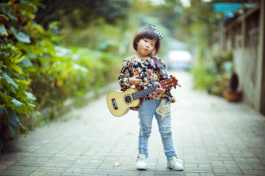 【【魔女成长日志】弹弹吉他唱唱歌!摄影图片