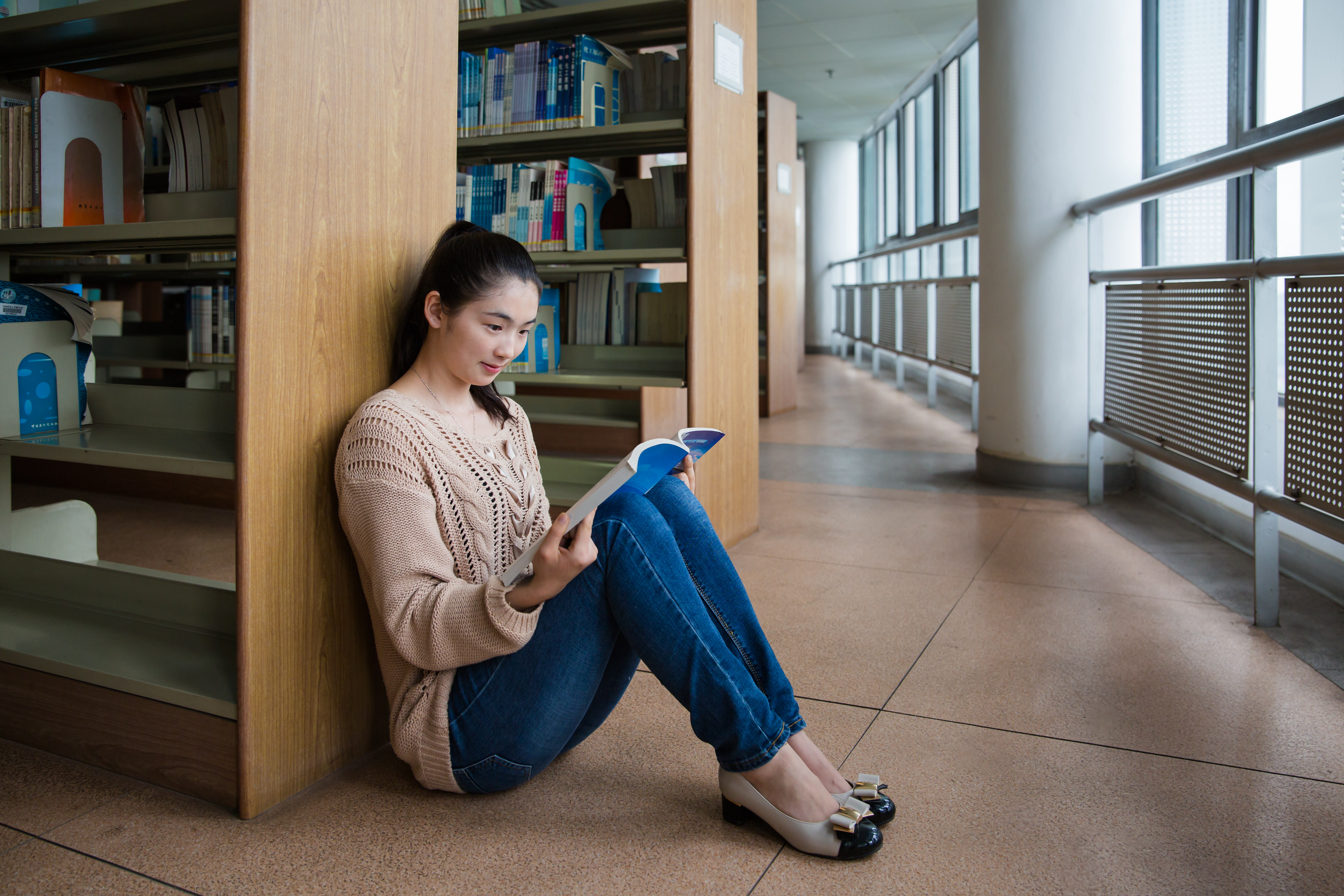 【图书馆里的女生摄影图片】广州华南师范大学---图书