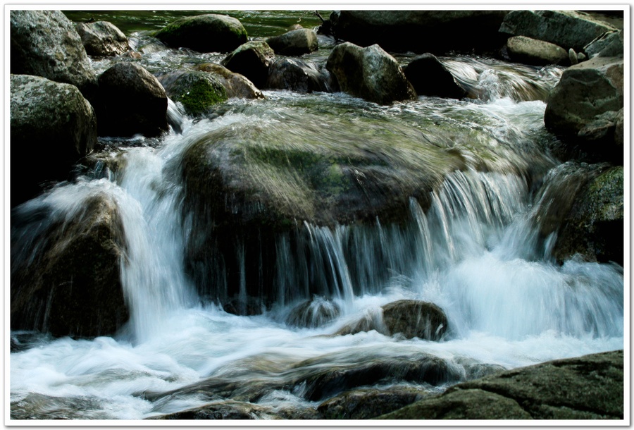 小河流水
