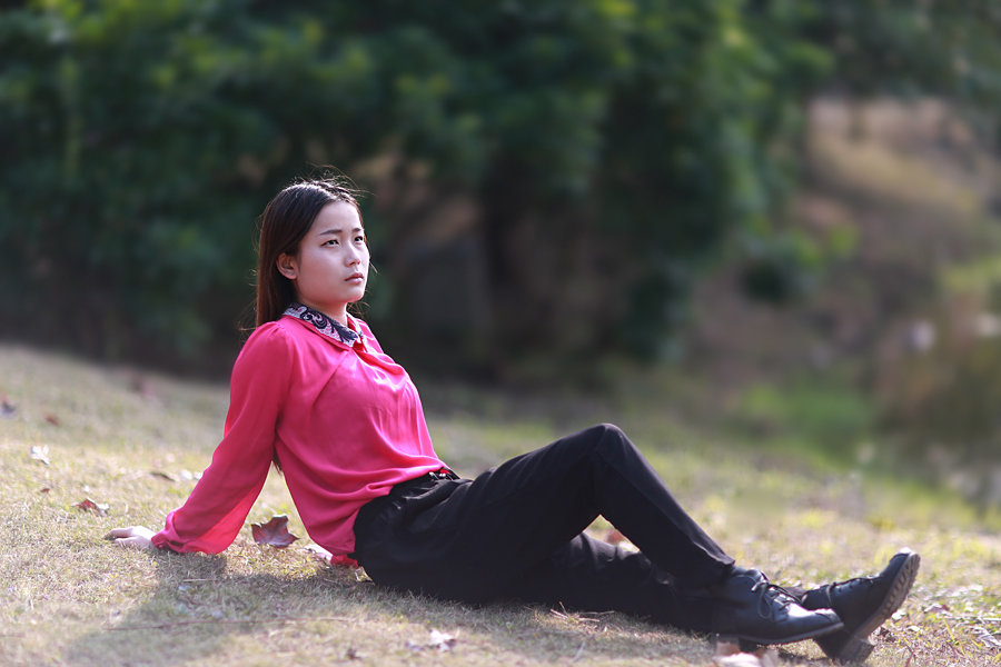 【湖畔孤影摄影图片】人像摄影