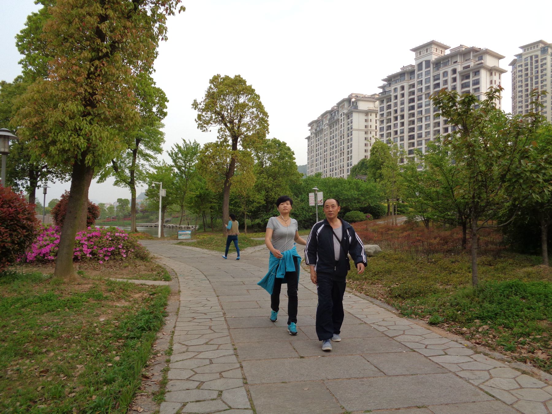 【磁湖晨练者摄影图片】黄石磁湖风景区风光摄影_红山