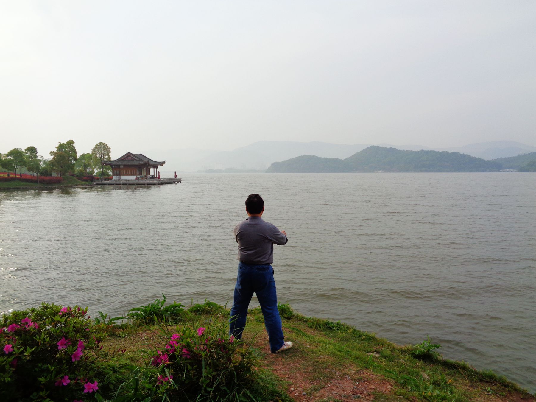 【磁湖晨练者摄影图片】黄石磁湖风景区风光摄影_红山