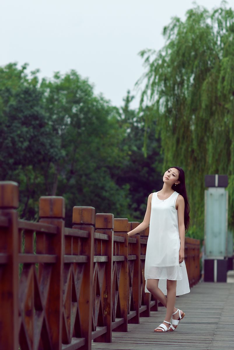 【水边的阿狄丽娜摄影图片】红莲湖人像摄影_哈密瓜的