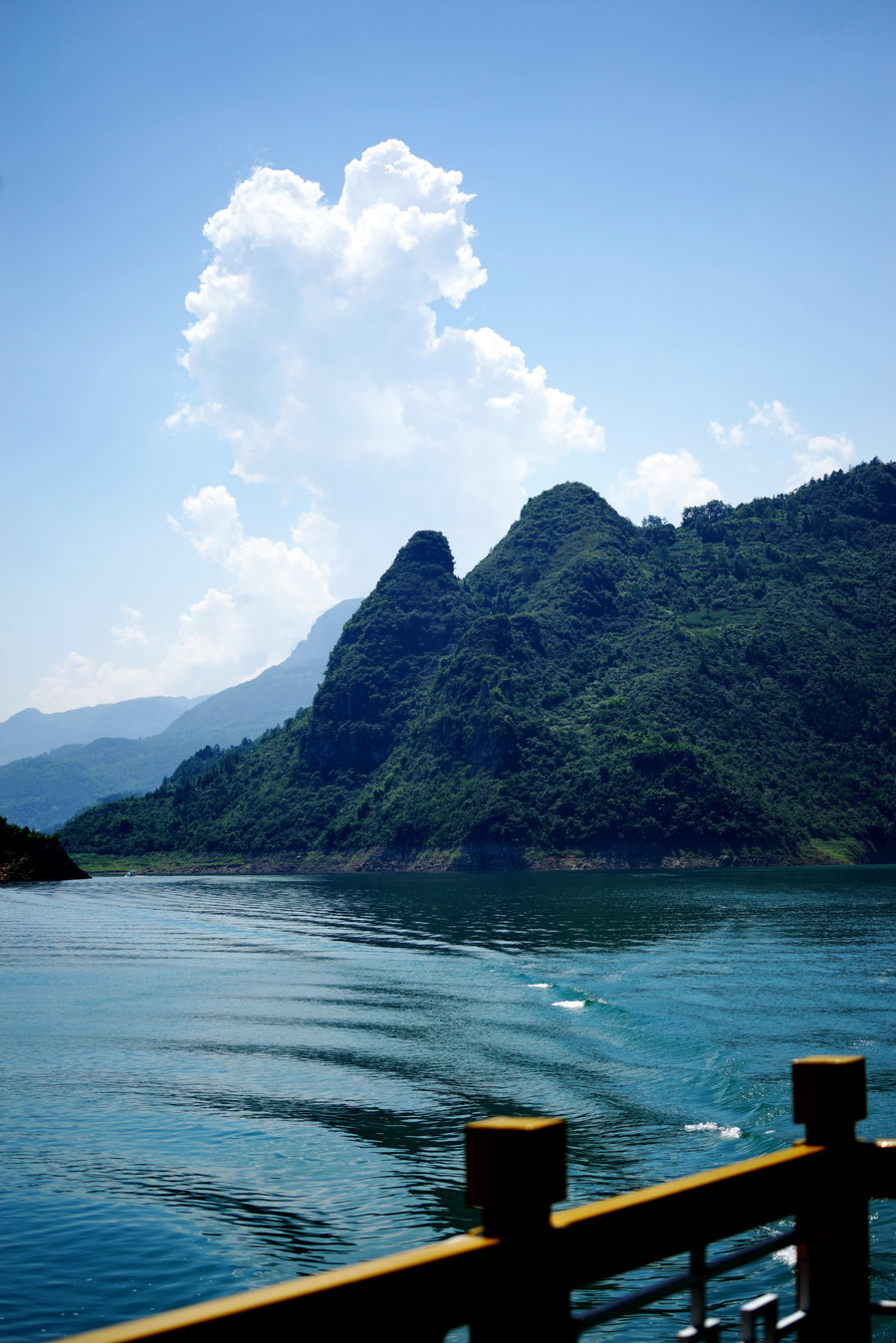 绿水青山柔情,山脉伟岸俊俏!