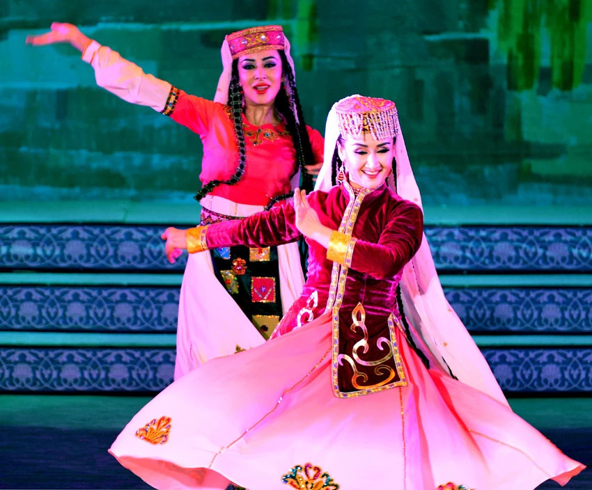 手机看图 作品简介 塔吉克族舞蹈《迎新娘》,表现的是在帕米尔塔什