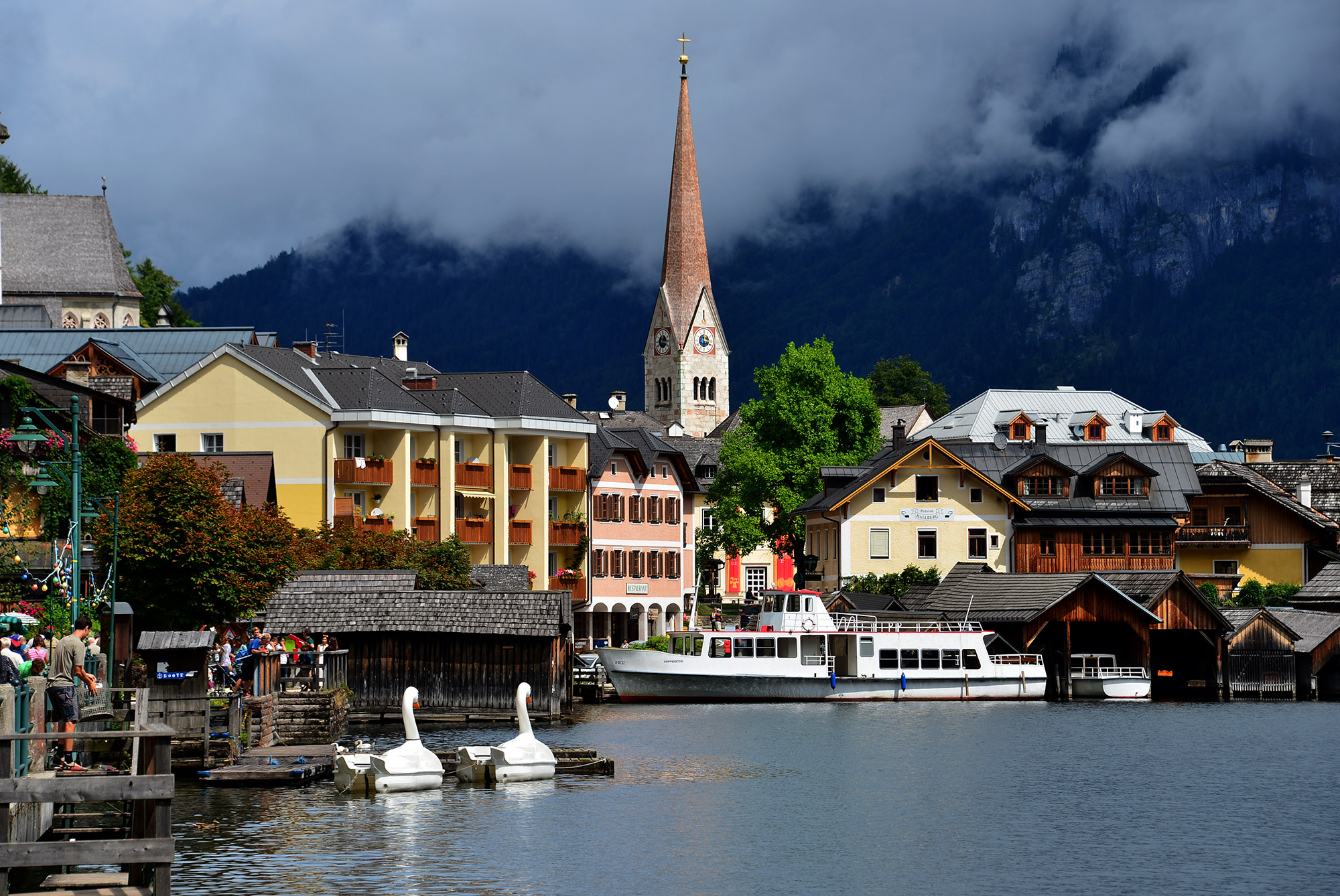 瑞士因特拉肯湖边小镇高清图片下载-正版图片500898899-摄图网