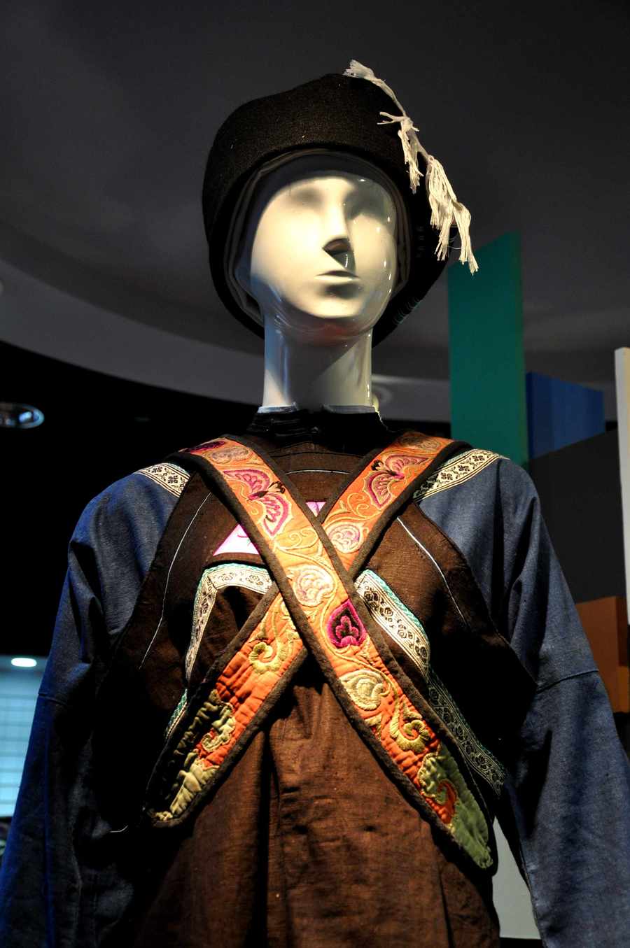 【布依族服饰摄影图片】上海纺织博物馆纪实摄