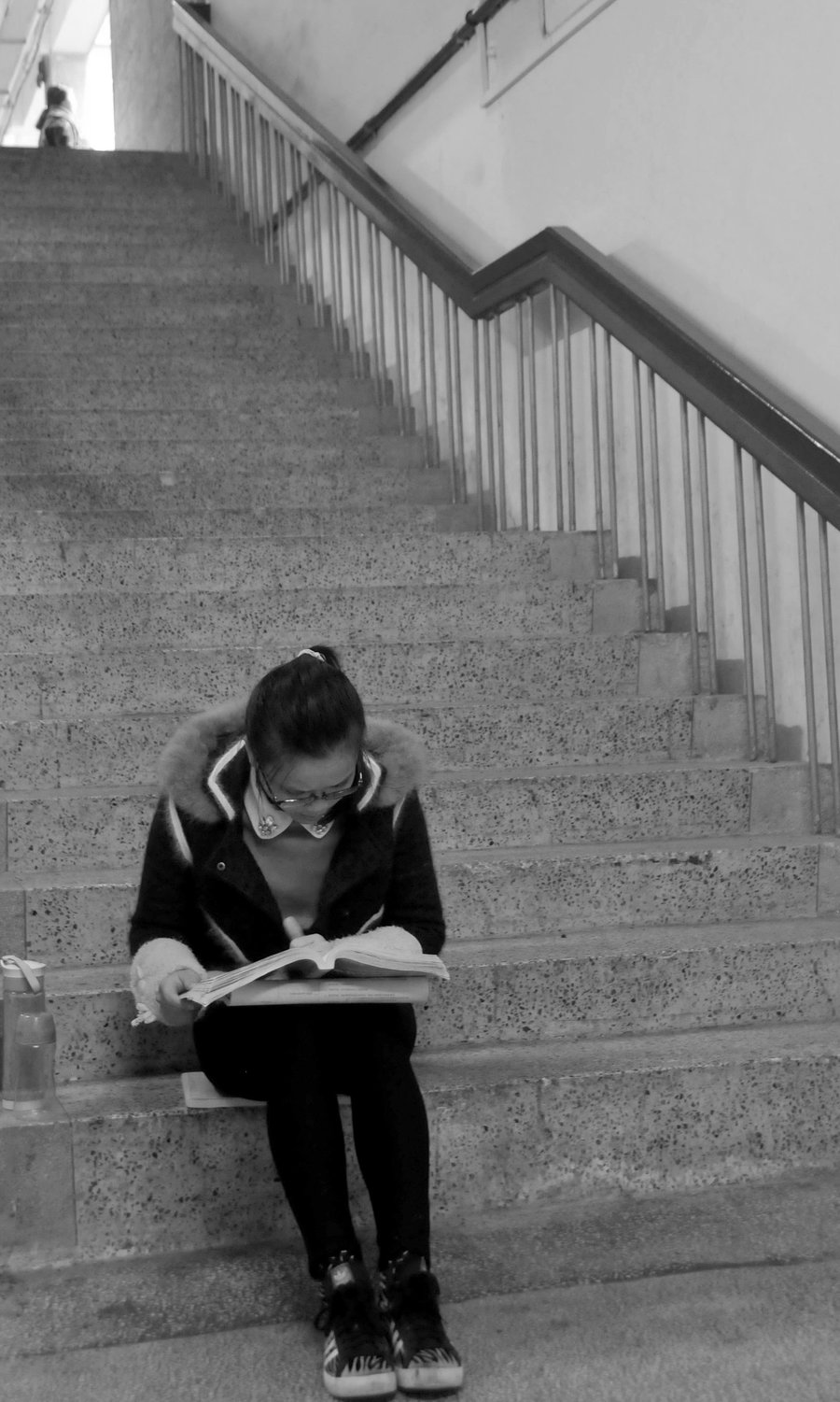 【备战考研的大学生摄影图片】湖南大学图书馆