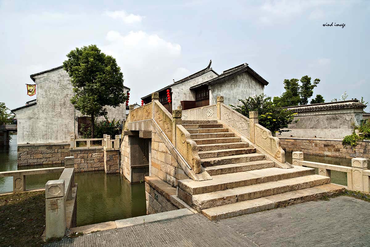 秋入江南烟水路,行尽巷陌,不与故人遇,荡口