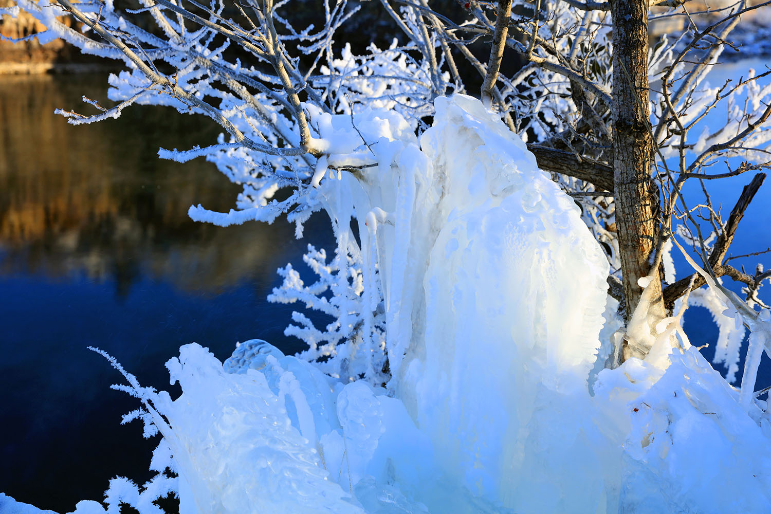 冬天的镜泊湖瀑布，凝结如练，如同仙界-搜狐大视野-搜狐新闻