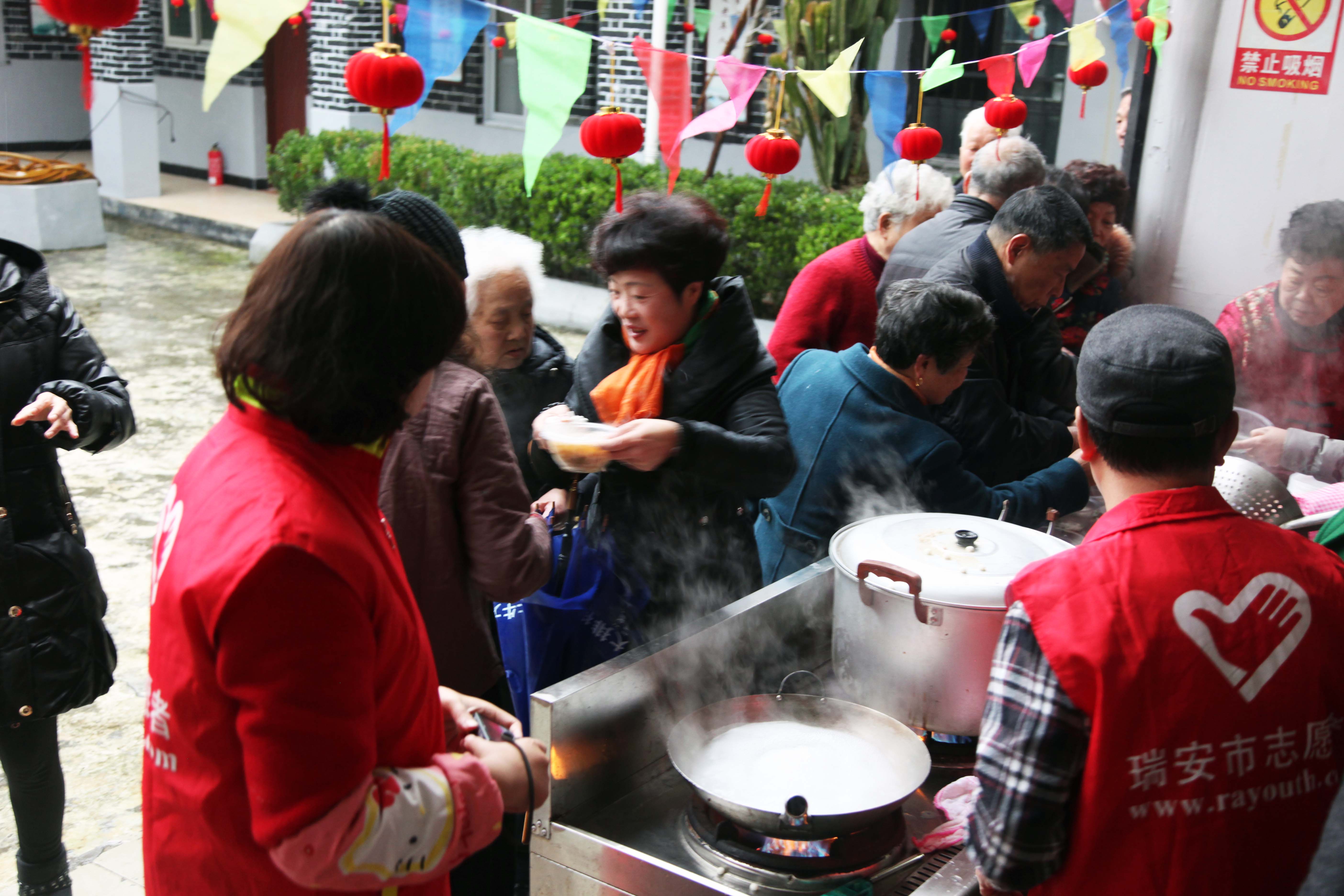 沙堤社区元宵节分汤圆,猜灯谜活动纪实