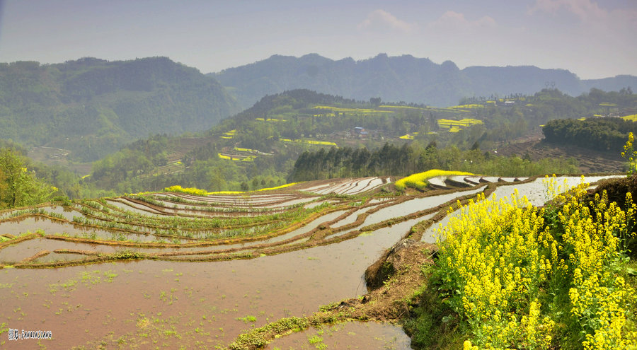 四峨山位于沙湾县葫芦坝四峨村,从乐山出发,经苏稽,水口,罗汉镇,嘉农