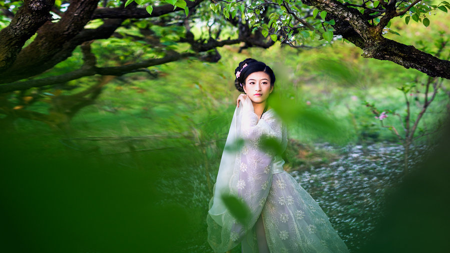 【春风有意 落花无情摄影图片】人像摄影