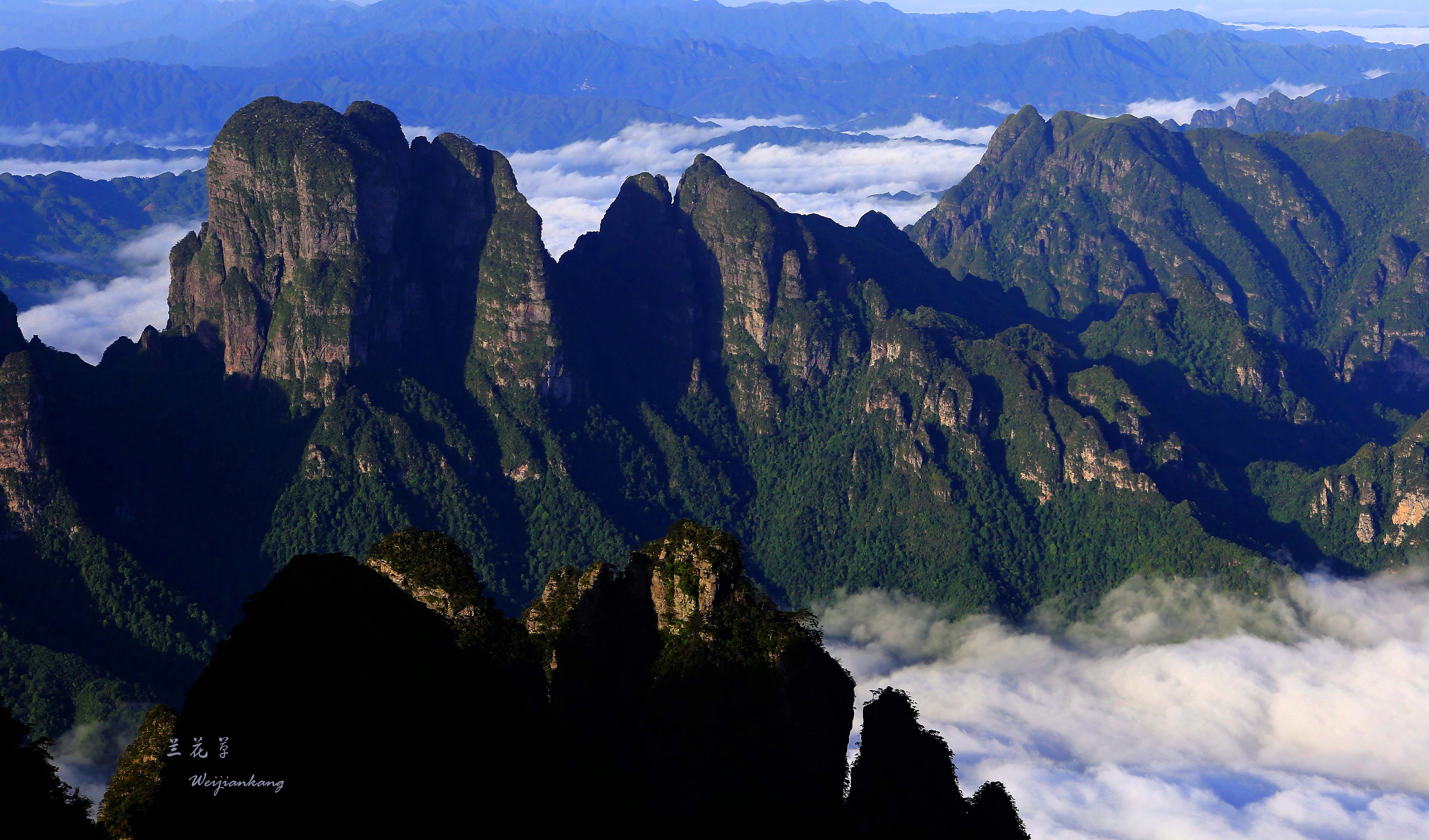 大山晨雾