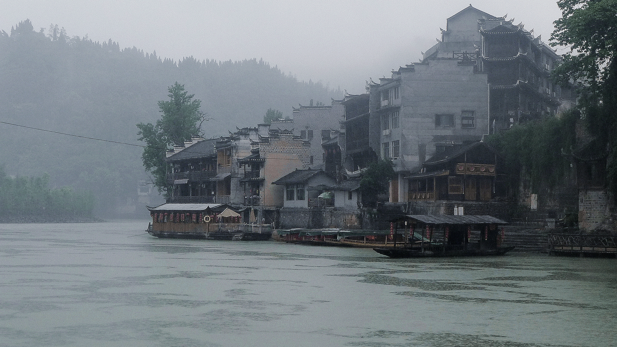 雨中边城