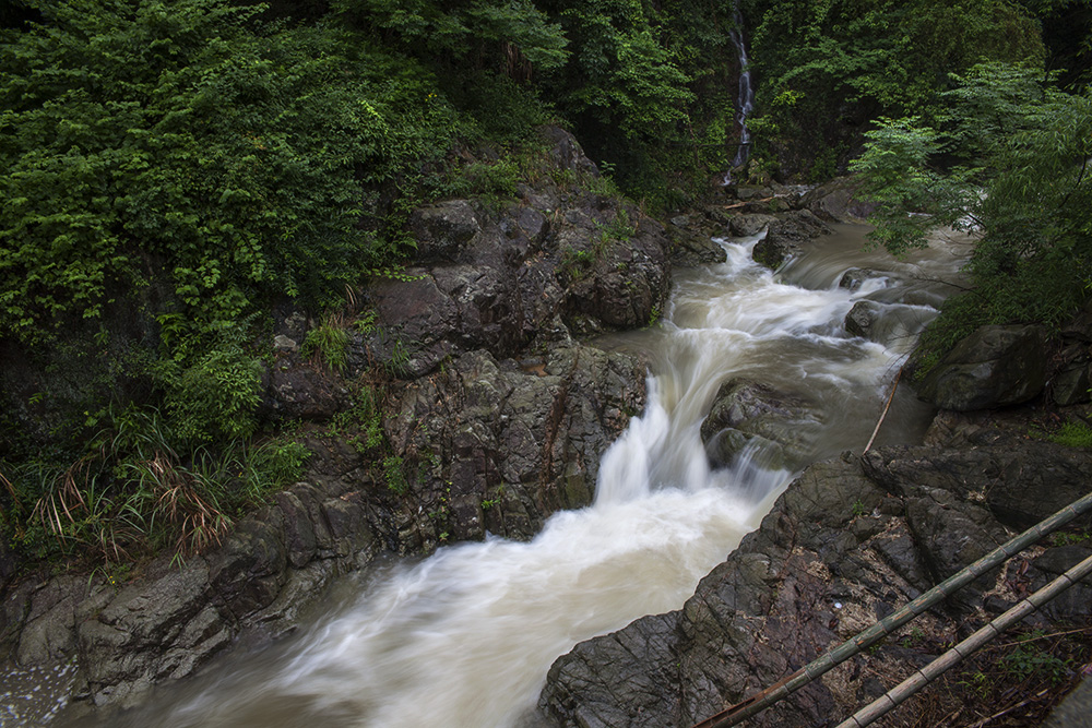 雨后山村溪水急