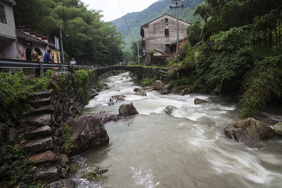雨后山村溪水急
