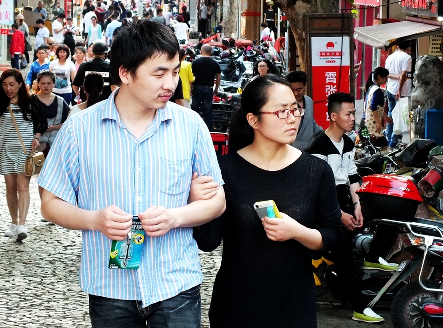 【(纪实实拍组图)走在路上的新上海人摄影图片