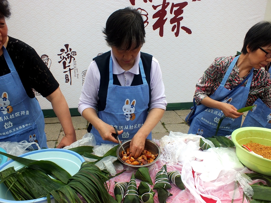 (纪实实拍组图)上海市嘉定州桥端午节包粽子活动