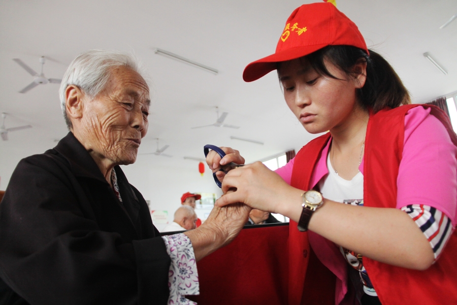 我们的节日----志愿者端午节关爱老人慰问演出
