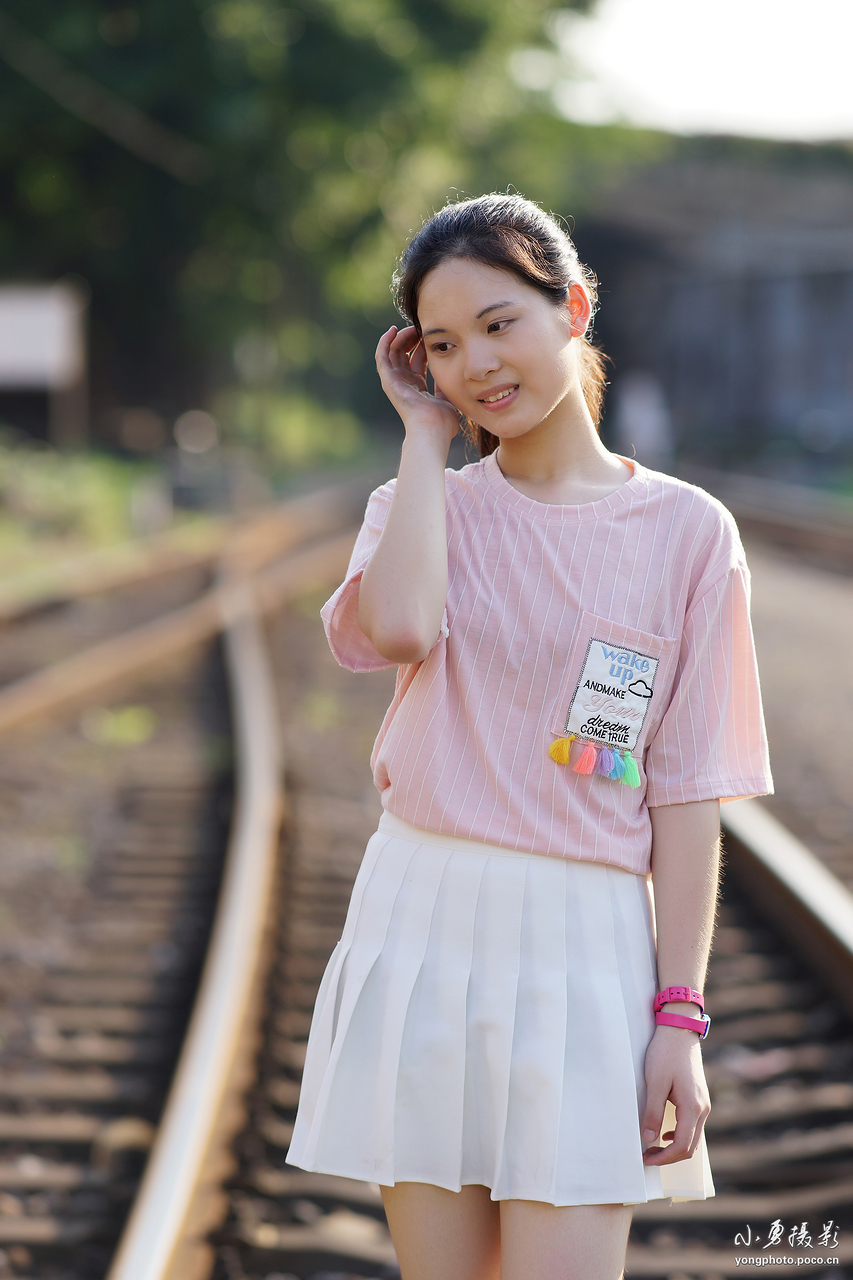 【夏日铁路的青春少女摄影图片】人像摄影_太平洋电脑网摄影部落