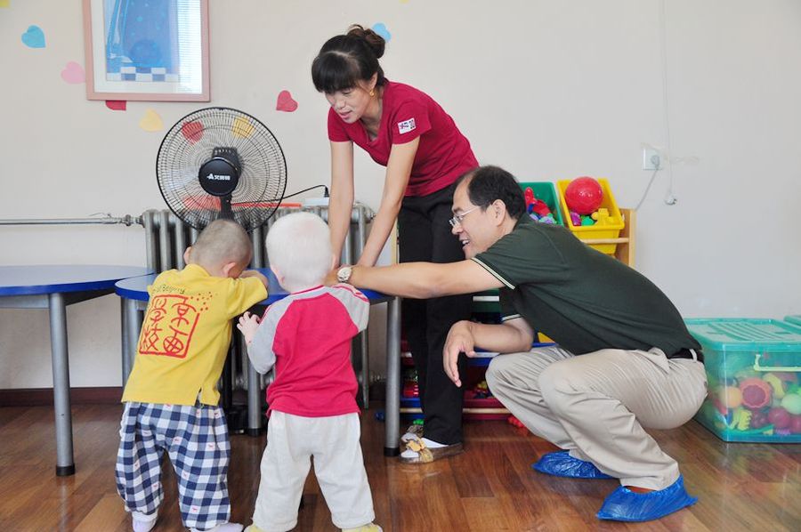 【MBA师生献爱心看望智障儿童摄影图片】纪