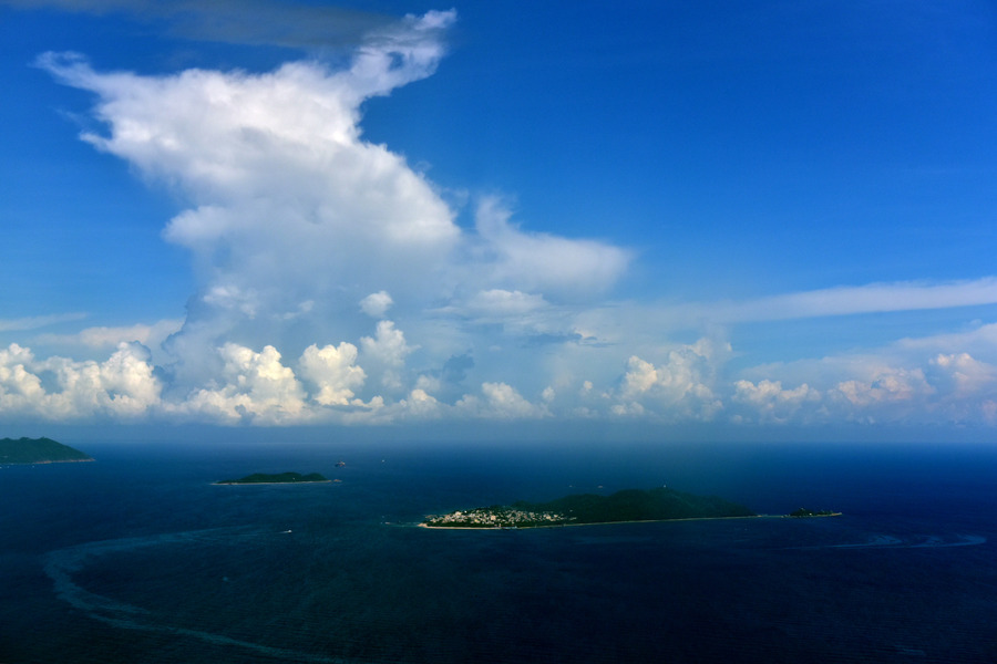 空中的云和海