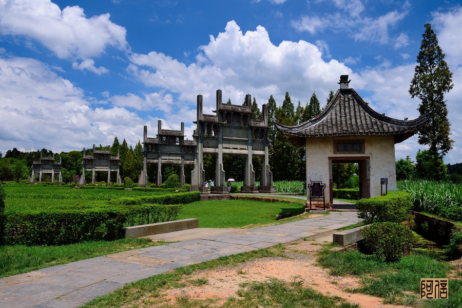 看图 作品简介 棠樾牌坊群,位于国家历史文化名城歙县郑村镇棠樾村,共