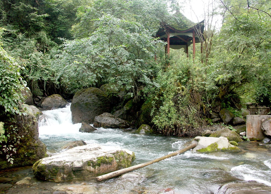 四川省崇州市西北隅,2015年鸡冠山晋升为国家级森林公园